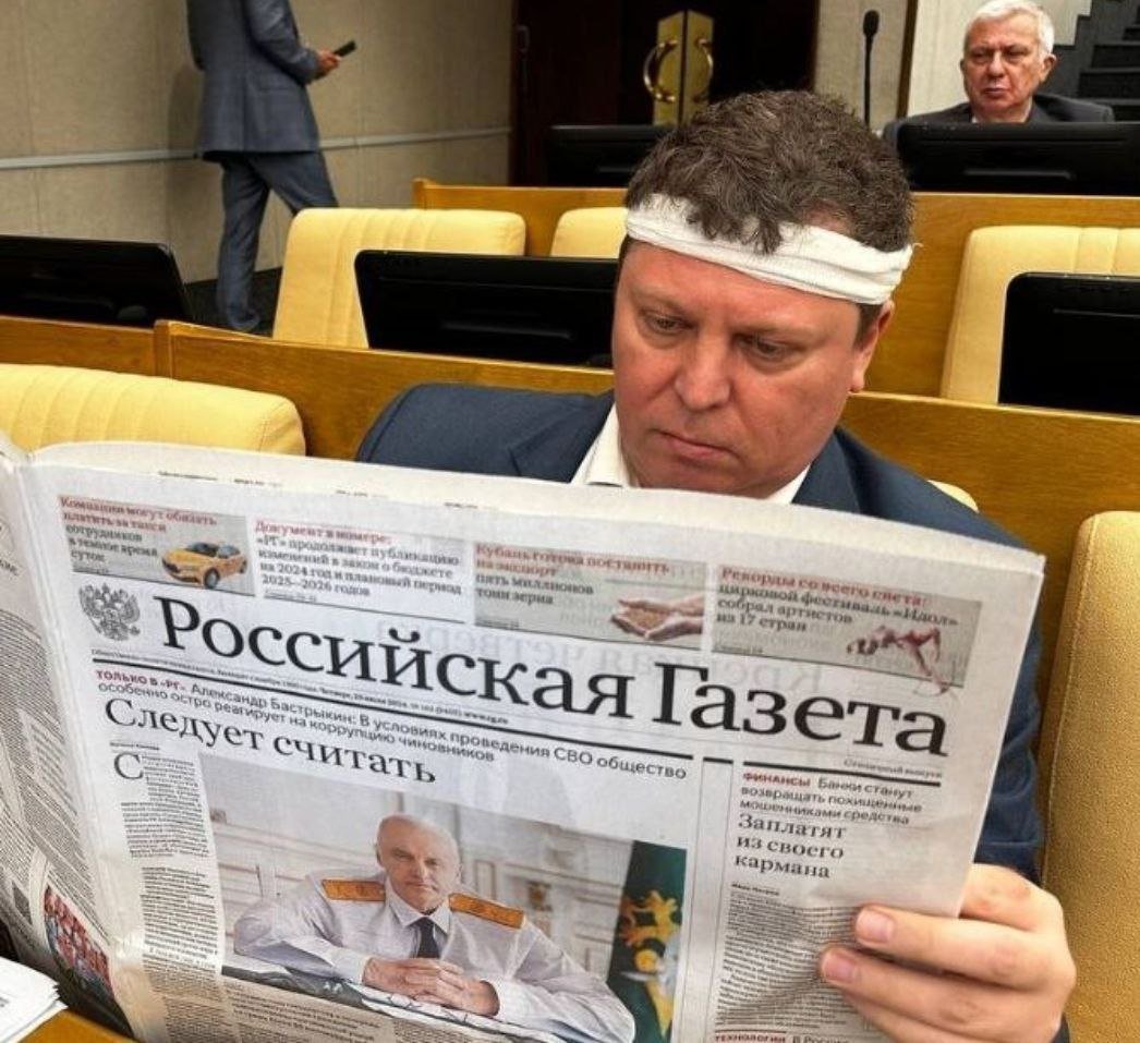 Председатель СК России дал поручение по уголовному делу о покушении на убийство депутата Госдумы и его водителя в г. Самаре В СМИ сообщается о длительном непривлечении к ответственности мигрантов, совершивших нападение на депутата Госдумы и его водителя в городе Самаре. В июле прошлого года трое фигурантов, один из которых несовершеннолетний, спровоцировали драку с местными жителями, после чего напали на заступившихся за пострадавших депутата и его водителя, причинив им телесные повреждения. Несмотря на расследование, проведенное региональным следственным управлением, надзирающий прокурор отказал в утверждении обвинительного заключения, ссылаясь на необходимость переквалификации действий нападавших и исключения из обвинения статьи о покушении на убийство. Депутат Госдумы и общественность выражают несогласие с принятым прокурором решением. Ранее А.И. Бастрыкин ставил указанную ситуацию на контроль в центральном аппарате ведомства и поручал переквалифицировать действия нападавших на покушение на убийство. В СУ СК России по Самарской области в ходе расследования трем фигурантам предъявлены обвинения по ст. ст. 112 умышленное причинение средней тяжести вреда здоровью , 213 хулиганство , ст. 30, ч. 2 ст. 105 покушение на убийство УК РФ. Материалы уголовного дела направлены в прокуратуру для утверждения обвинительного заключения. Заместитель прокурора области Цымлов Дмитрий Иванович вернул уголовное дело следователю для производства дополнительного следствия. Обжалование следственными органами СК России указанного решения областному прокурору Бережицкому Сергею Петровичу результатов не принесло. Председатель Следственного комитета Российской Федерации Александр Иванович Бастрыкин поручил и.о. руководителя СУ СК России по Самарской области Александру Владимировичу Воеводину обжаловать указанное решение органов прокуратуры и принять в установленном порядке меры к его отмене вплоть до обращения к Генеральному прокурору Российской Федерации. Исполнение поручения поставлено на контроль в центральном аппарате ведомства.