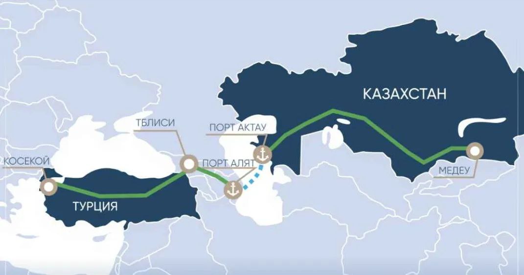 KTZ Express дочерняя компания Казахстанских железных дорог организовала мультимодальные контейнерные перевозки между Казахстаном и Турцией с транзитом через Грузию и Азербайджан Грузы транспортируют по железной дороге от станции Косекой до Карса далее через Тбилиси до порта Алят на пароме через Каспий от порта Алят до порта Актау по железной дороге от порта Актау до станции Медеу Средний срок доставки грузов по маршруту составляет от 20 до 25 дней Казахстан Турция перевозки транспорт логистика жд море