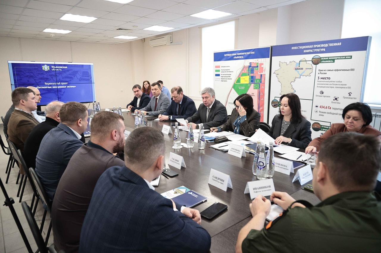 Губернатор Ульяновской области Алексей Русских поставил задачу по развитию отрасли БАС в регионе Под руководством главы региона состоялось совещание по развитию беспилотных авиационных систем БАС Встреча объединила ключевых участников отрасли промышленных предприятий разработчиков и производителей БАС представителей областного Правительства и научного сообщества   Научно производственного центра испытаний и компетенций в сфере БАС Ульяновск перезапускается на базе Особой экономической зоны Ульяновск Он станет точкой сборки для всего региона ядром для разработки тестирования и сертификации беспилотников а также подготовки специалистов Акцент будет сделан на ключевых специализациях это мультироторные и самолётные беспилотники системы связи и управления а в перспективе специализация на композитных материалах это уже новые технологии производства и новые материалы для БАС   Работают специализированные классы и Центр практической подготовки реализующие образовательные программы в сфере разработки производства и эксплуатации БАС Практическое обучение прошли 350 учителей школ и 42 сотрудника учреждений СПО Ульяновской области и других регионов ПФО   Для обеспечения лесопожарного мониторинга за счет средств федерального бюджета приобретены девять БАС