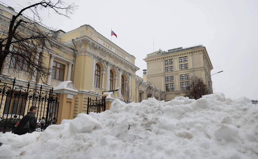 Международные резервы России вновь обновили рекорд достигнув 763 9 млрд долларов Всего за неделю они прибавили 11 3 млрд долларов Основной вклад дала положительная переоценка активов сообщили в ЦБ Неделей ранее резервы уже обновляли максимум и составляли 752 6 млрд долларов В структуру резервов входят монетарное золото специальные права заимствования резервная позиция в МВФ и средства в иностранной валюте В 2022 году Россия лишилась доступа примерно к 300 млрд долларов из 640 млрд резервов В декабре 2025 года Евросоюз бессрочно заморозил 210 млрд евро российских активов но побоялся использовать их напрямую