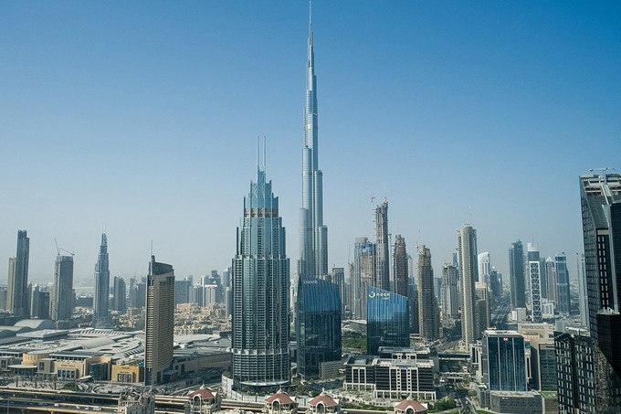 Oson получил предварительное одобрение на запуск необанка в ОАЭ Управление финансовых услуг Дубая DFSA предварительно разрешило компании работать в стране Скоро ожидается выдача лицензии для предоставления услуг включая трансграничные платежи мультивалютные кошельки и B2B инфраструктуру Также Oson получит доступ к возможностям Международного финансового центра Дубая DIFC Холдинг планирует создать здесь центр международных операций который также станет точкой выхода на рынки Ближнего Востока Глава Oson Фарход Махмудов описал одобрение DFSA как переход на новый уровень для холдинга Мы строим финтех инфраструктуру которая объединяет рынки Центральной Азии и Ближнего Востока добавил он Разрешение на запуск в ОАЭ позволит Oson создать необанк международного уровня ожидает компания   www spot uz ru 2025 10 27 oson dubai Telegram Instagram YouTube