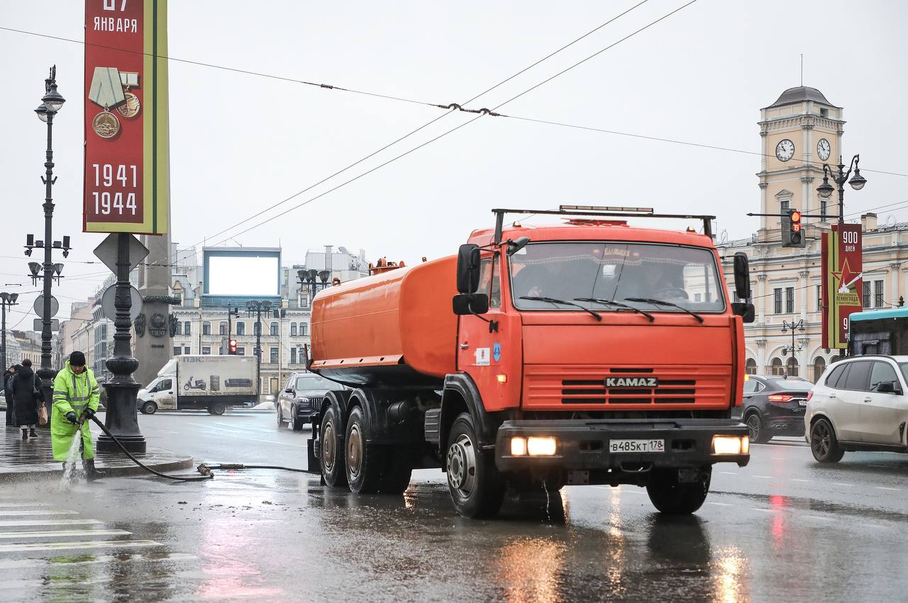 Дорожники моют Невский проспект  Несмотря на зимнее время, они начали применять в работе воду. В январе такое происходит впервые.  «Такого не помнят даже старожилы отрасли. Были зимы, когда мы могли при благоприятных погодных условиях замывать улицы в марте, однажды даже в феврале. Но январь — впервые. Этому, конечно, поспособствовала аномально тёплая для этого сезона погода», — поделился глава Комитета по благоустройству Сергей Петриченко.  Специалисты также моют остановки общественного транспорта и подходы к ним, пешеходные переходы и островки безопасности. Основное внимание уделяют лотковой зоне, где у поребрика скапливается много дорожного смета.  Фото: председатель Комитета по благоустройству Сергей Петриченко Вечерний Санкт-Петербург