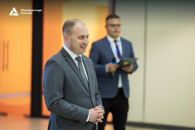 Министерство промышленности и торговли РФ VK В Ташкенте открылось представительство шоурум с товарами из Ленинградской области В торжественном открытии участвовал статс-секретарь — замглавы Минпромторга России Роман Чекушов, а также зампредседателя правительства ЛО — председатель комитета экономического развития и инвестиционной деятельности Дмитрий Ялов. В шоуруме представлена продукция компаний — экспортёров на рынки ЕАЭС и Китая из пищевой отрасли, химической промышленности, а также производителей мебели, строительных материалов и СИЗ. Планируется, что площадка будет пополняться изделиями других производителей из этих отраслей, а также товарами лёгкой промышленности. «Это деловое пространство сыграет значимую роль в развитии взаимной торговли: во-первых, оно станет площадкой для обсуждения совместных проектов, заключения контрактов между бизнесом Узбекистана и региональными предприятиями Российской Федерации. Немаловажно, что в шоуруме представлены образцы продукции и посетители могут сразу...