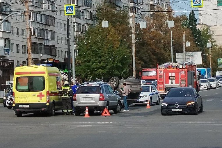 На перекрестке проспекта Победы и улицы Молодогвардейцев перевернулась машина Скорая только что уехала с сиреной передает с места наш коллега В городском ГАИ обещали уточнить информацию