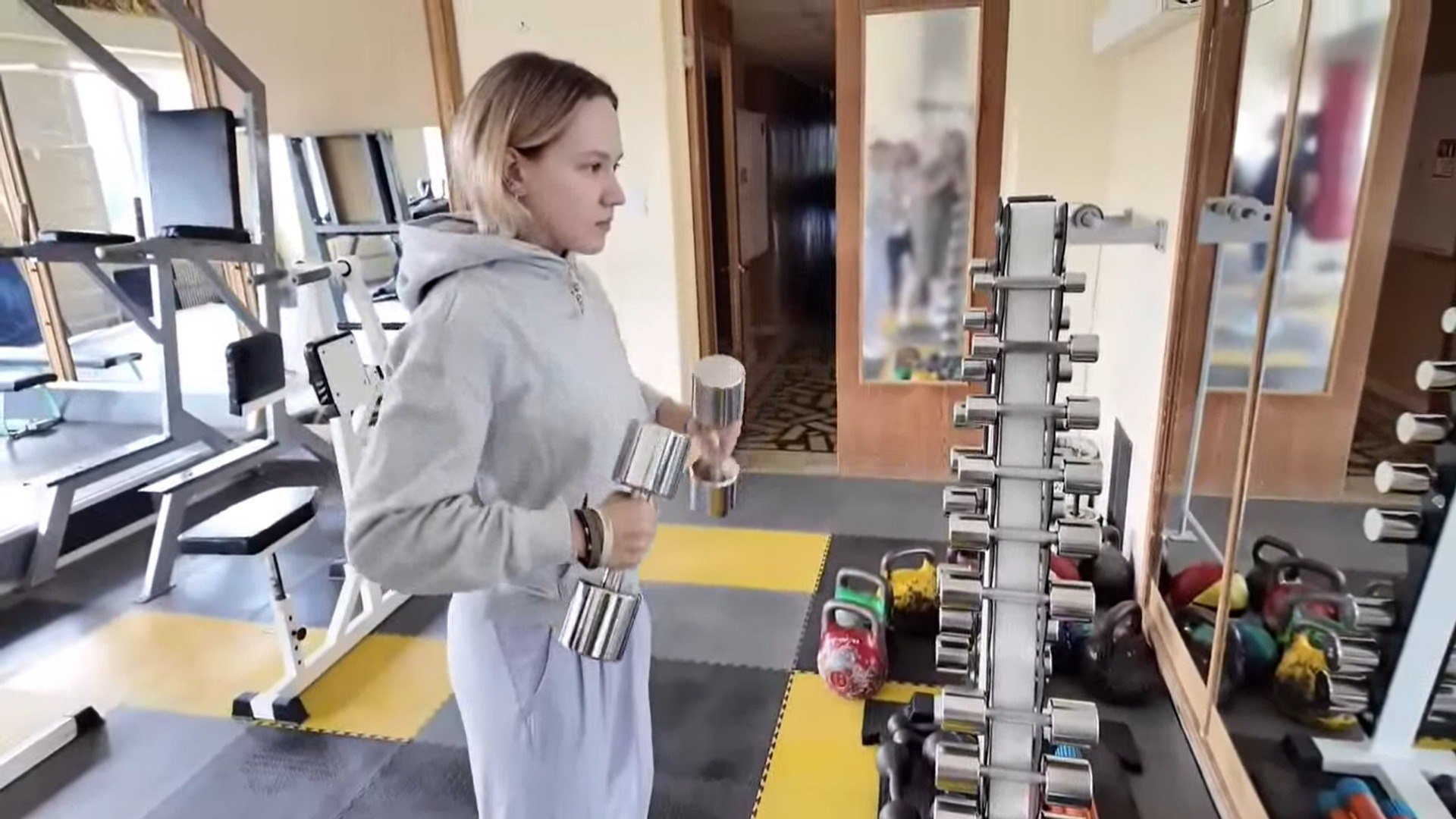 23 летняя Алёна Крылова из Новоуральска выступит на XXV зимних Олимпийских играх Игры пройдут с 6 по 22 февраля 2026 года Алёна представит шорт трек в индивидуальном нейтральном статусе без флага и гимна такое решение принял Международный олимпийский комитет Что известно о спортсменке занимается шорт треком с 6 лет мастер спорта России международного класса двукратная чемпионка России обладательница Кубка страны На Олимпиаде Алёна выступит на дистанциях 500 и 1000 метров Квалификационные забеги начнутся уже в первые дни Игр Пожелаем Алёне удачи на соревнованиях   Присылать новости можно сюда