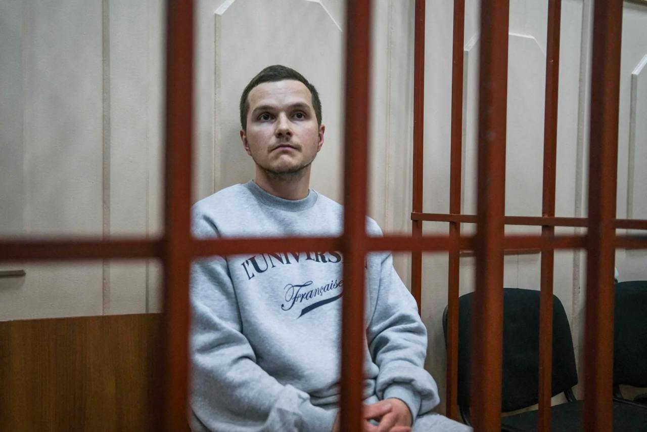Адвокат Навального Алексей Липцер экстренно переведен в тюремную больницу из-за резкого ухудшения здоровья Алексея Липцера — адвоката Алексея Навального, осужденного по делу об «экстремистском сообществе», — перевели из СИЗО в тюремную больницу при ИК-3 во Владимирской области. По словам его жены, Людмилы Липцер, у него внезапно ухудшилось здоровье: зафиксировано критически высокое давление, посинение конечностей, сосудистые звездочки по телу, сильные головные боли и боли в районе почек и печени, а также ухудшение зрения. Месяц назад Людмила обращалась к уполномоченной по правам человека Татьяне Москальковой с просьбой немедленно госпитализировать мужа из-за ухудшения здоровья. Эту необходимость признавали и сотрудники СИЗО.