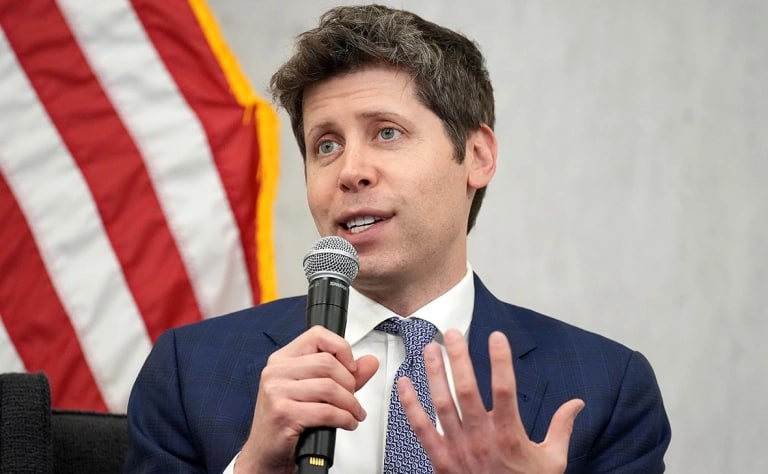 Гендиректор OpenAI Сэм Альтман хотел купить или наладить сотрудничество с ракетной компанией чтобы составить конкуренцию компании SpaceX принадлежащую Илону Маску Об этом сообщает The Wall Street Journal WSJ со ссылкой на источники По информации издания летом Альтман общался с представителями компании Stoke Space занимающейся разработкой и производством ракет Осенью обсуждения возобновились Среди предложений было осуществление OpenAI серии долевых инвестиций в компанию чтобы в конечном итоге получить контрольный пакет Объем таких инвестиций со временем составил бы миллиарды долларов пишет WSJ Однако на данный момент переговоры прекратились Интерес Альтмана к ракетной отрасли связан с идеей строительства дата центров в космосе отмечает издание Он предполагает что растущий спрос на ИИ может потребовать столько энергии что для Земли это может привести к серьезным экологическим последствиям Орбитальные дата центры позволили бы компаниям использовать солнечную энергию для своей работы Фото Andrew Harnik Getty Images РБК в Telegram и MAX