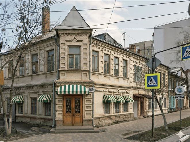 Стало известно какие здания в Самаре первыми попадут под новый механизм реставрации список Определены первые здания объекты культурного наследия Самары которые попадут под новый механизм реставрации Об этом в своем телеграм канале сообщил мэр города Иван Носков Обсуждали эту систему с градозащитниками которые принимают самое активное участие в восстановлении исторического центра нашего города Изучали опыт работы других регионов в этом направлении Фактически сегодня в России это единственный понятный и прозрачный механизм работы с инвесторами в части восстановления объектов культурного наследия прокомментировал мэр Иван Носков пояснил детали механизма агентство развития исторической Самары объявляет конкурс на право заключения инвестиционно реставрационного договора За счет победителя агентство разрабатывает проект взаимодействует с лицензированной фирмой которая проведет реставрацию под потребности инвестора Важно что в объектах культурного наследия будут открывать социальные объекты гостиницы общепит музеи выставочные залы и тд Объектом культурного наследия оно быть не перестает поэтому обязательства по содержанию с собственника никак не снимаются подчеркнул он Таким образом можно приводить в порядок целые кварталы и не ждать когда инвестор за рубль приступит к ремонту выкрасит ставни и будет ждать обрушения здания Пришло время собирать камни Иначе говоря восстанавливать историческую Самару комплексно Первые здания которые будут восстановлены ул Алексея Толстого угол Комсомольской д 33 31 18 ул Алексея Толстого д 84 ул Фрунзе д 123 125 ул Ленинская д 201 ул Водников д 84 ул Максима Горького д 119 ул Ленинская д 159 161 ул Вилоновская д 66 ул Водников д 40 ул Степана Разина д 82 ул Венцека д 33 ул Алексея Толстого д 36 ул Комсомольская д 23 ул Ленинская д 106 Фото ТГ канал Ивана Носкова