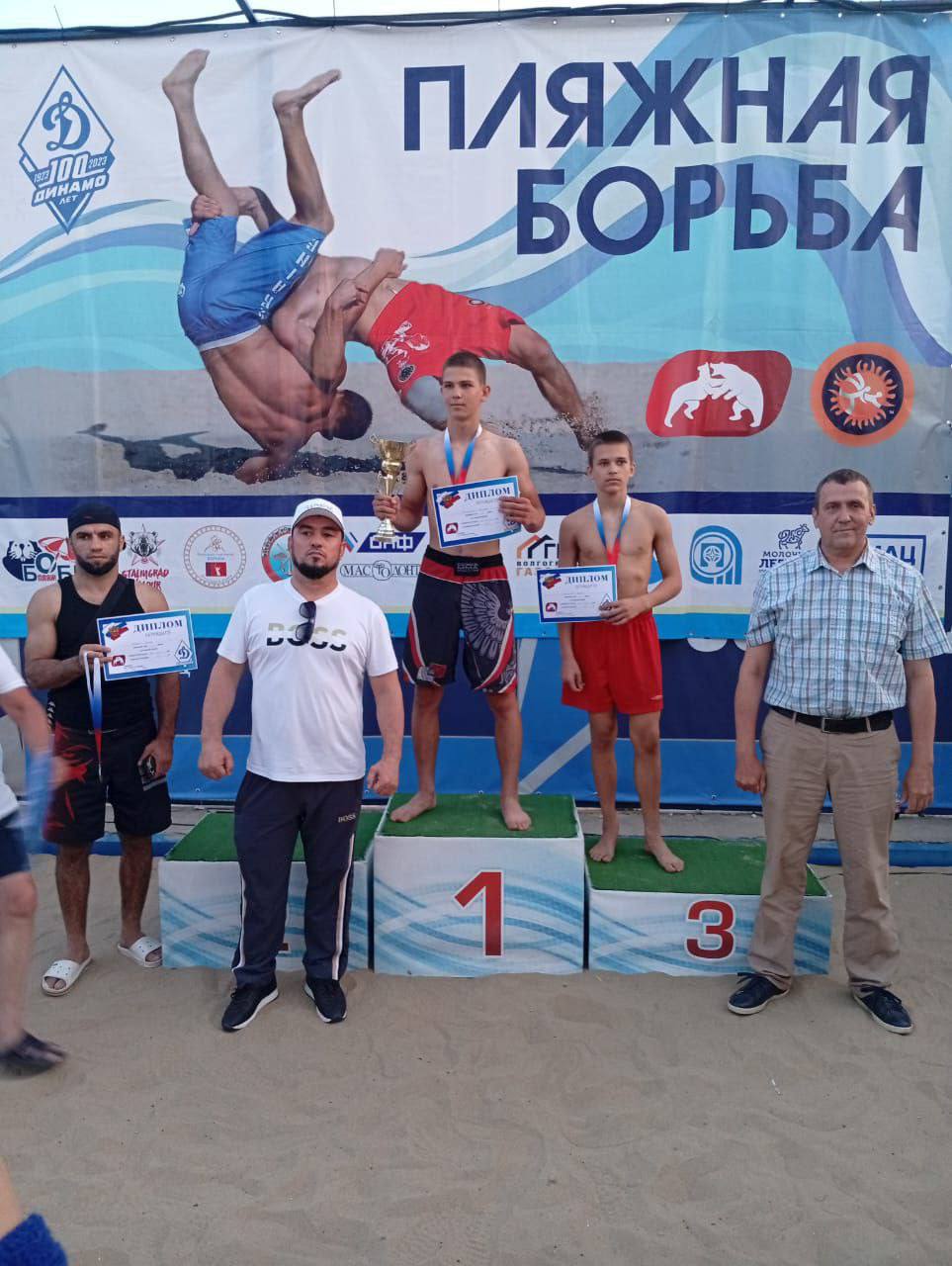 в г.Волгограде на стадионе Динамо состоялись региональные соревнования по пляжной борьбе, проводимые федерацией панкратион Волгоградской области. На соревнованиях участвовали спортсмены федераций вольная борьба, ММА, панкратион, рукопашный бой, всестилевое каратэ. Воспитанники Еланской ДЮСШ впервые участвовали в этом виде и силы попробовали 4 бойца: Аносов Платон, Федоров Денис, Молодцов Данил, Аринушкин Дмитрий. Наши ребята боролись здорово. По итогам выступлений Аринушкин Дмитрий 1 место, Федоров Денис 2 место. Все молодцы. Тренер Разваляев АИ поздравляет своих воспитанников и благодарит родителей за помощь в организации поездки. ‍ ‍ ‍   Еланский водитель ДТП и ЧП, подпишись!    ПРЕДЛОЖИТЬ НОВОСТЬ