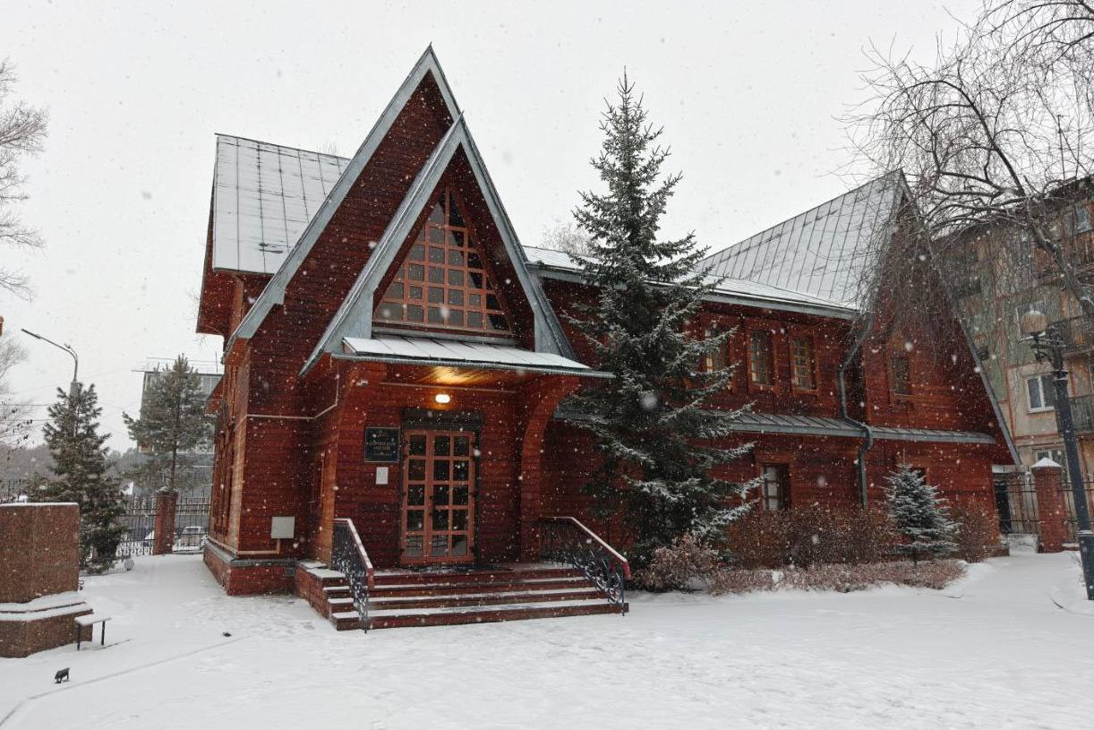 Музей Шелехова обновят в Приангарье Ремонт проведут в 2026 году на что направят 8 9 миллиона рублей по государственной программе Развитие культуры и нацпроекту Семья На выделенные средства выполнят отделку помещений внутри здания установят новые двери обновят фасад и еще отремонтируют цоколь Как отметил первый замминистра строительства региона Алексей Изотов фасад здания уже обветшал прогнили местами обшивочные рейки отмостка разрушилась Но нацпроект позволит решить все эти проблемы Фото правительства Иркутской области irktoday