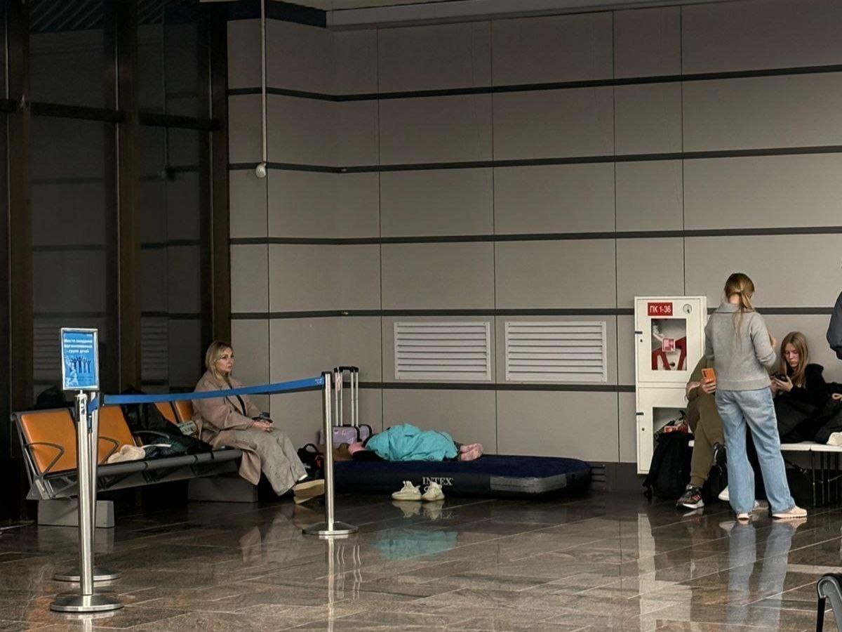 Аэропорт Сочи полностью восстановил работу В авиагавани нет скоплений пассажиров а авиакомпании постепенно возвращаются к обычному графику полетов На сегодня 2 ноября   Запланировано 182 рейса   22 рейса уже вылетели по данным на 13 00 мск Из за ночных ограничений 20 рейсов задержаны более чем на 2 часа Два самолета в ночное время были перенаправлены на запасные аэродромы один остается в Махачкале другой уже вернулся в Сочи и продолжил путь к месту назначения   Быть в курсе Мы в MAX