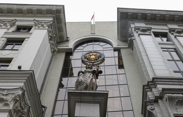 Верховный суд России признал неправомерным увеличение таможенной стоимости приобретенного гражданином автомобиля Поводом для судебного разбирательства стал спор покупательницы автомобиля в Южной Корее с Владивостокской таможней Так по данным суда Виктория Барабанова заключила агентский договор с целью покупки подержанного автомобиля в Южной Корее стоимостью 57 8 тыс долларов Размер ввозной пошлины при этом составил 2 6 млн рублей Позже таможня сочла цену машины заниженной так как на зарубежном аукционном сайте аналогичный автомобиль продавался почти в три раза дороже и обязала Барабанову доплатить 2 8 млн рублей пошлин Покупательница через суд оспорила это решение сославшись на недостоверность сведений сайта Верховный суд РФ встал на сторону истицы разъяснив что покупатели не осуществляют предпринимательскую деятельность и ограничены в возможности представления коммерческих документов PROtransport