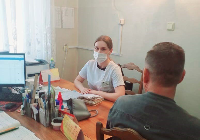 Астраханская область пополняется медперсоналом в рамках нацпроекта Кадры Регион продолжает наращивать кадровый потенциал в сфере здравоохранения Благодаря нацпроекту Кадры в регионе трудоустроено 593 врача и 1542 медработника из них 17 медиков стали участниками программы Земский доктор В их числе врач эндоскопист Ашура Буяминова из Лиманского района терапевт Алтынгуль Абугалиева из Харабалинского района и травматолог ортопед Айвар Сулейманов из Наримановского района Полный текст доступен по ссылке
