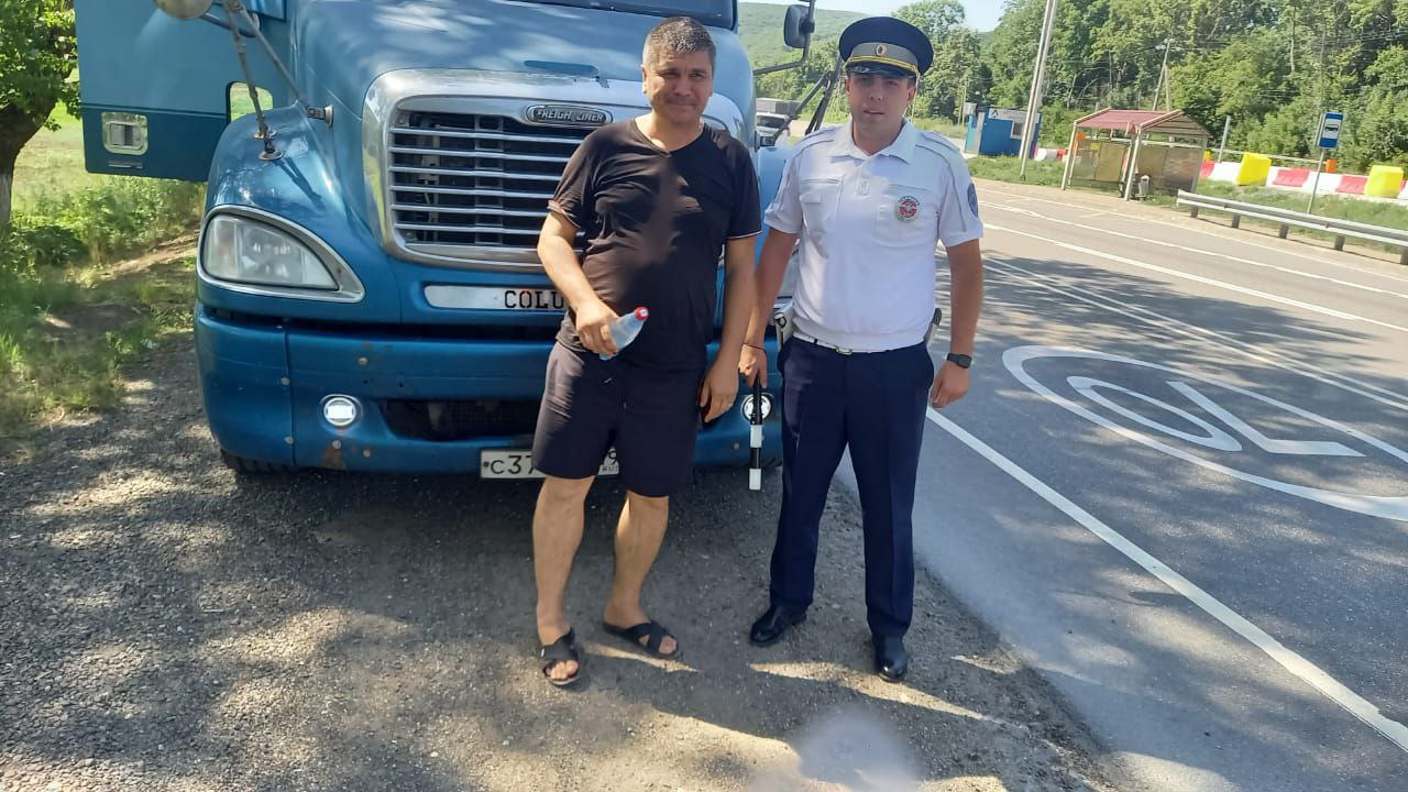 В связи с приходом на Кубань аномально высоких температур, автоинспекторы Крымского района напоминают водителям об основах безопасного вождения в летний период и вручают прохладительную воду Экипажи ДПС, несущие службу на федеральной автодороге, ведущей к черноморскому побережью проводят беседы с водителями напоминая им о необходимости контроля своего самочувствия и недопустимости управления автомобилем в состоянии утомления. Особое внимание автоинспекторы уделяют водителям, едущим к побережью из других регионов страны, а также водителям большегрузного транспорта, которые также много времени проводят за рулем автомобиля. Напомнив о безопасности госавтоинспекторы вручают водителям прохладную воду. Госавтоинспекция Кубани. Подписаться
