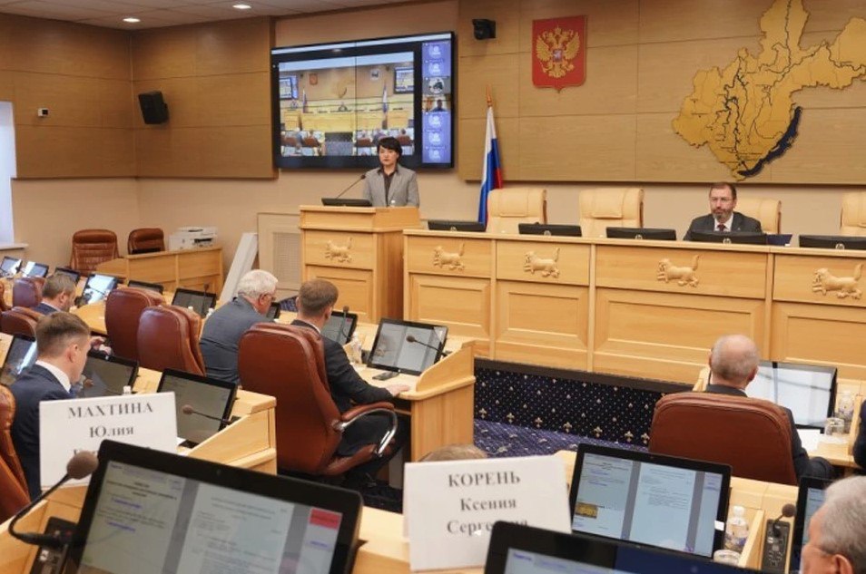 В Законодательном Собрании Иркутской области прошло совместное заседание комитетов и комиссий на котором обсуждался проект областного бюджета на 2026 год и плановый период 2027 и 2028 годов По данным министерства финансов планируется что в следующем году в региональную казну поступит 275 миллиардов рублей А вот расходы должны составить около 300 миллиардов Как пояснила министр финансов Екатерина Багайникова в приоритете остаются финансовое благополучие жителей Иркутской области исполнение региональных и национальных проектов помощь муниципалитетам Более 60 расходов составит финансирование социальной сферы Таким образом сохраняются бюджетные обязательства в том числе перед семьями и детьми а также участниками СВО и их близкими Депутаты напомнили еще о нескольких очень важных статьях расходов Так председатель комитета по здравоохранению и социальной защите Артем Лобков отметил что необходимо продолжить работу по привлечению медицинских кадров закупку и ремонт медоборудования обеспечить санитарную авиацию Руководитель комитета по законодательству о государственном строительстве области и местном самоуправлении Виталий Перетолчин говорил об обеспечении авиаперевозок в северные районы заместитель председателя ЗС Наталья Дикусарова подчеркнула важность финансирования инициативных проектов Председатель Заксобрания Александр Ведерников также поддержал мнение что необходимо сохранить финансирование инициативных проектов Обсуждалось еще множество существенных моментов которые обязательно должны получить полагающуюся бюджетную поддержку Например организация летнего детского отдыха Или ремонт и строительство социальных учреждений Не забыли и о своевременной оплате труда учителей и медработников Заключения о проекте бюджета представили Контрольно счетная палата Иркутской области и прокуратура По итогам обсуждения комитеты и комиссии будут вырабатывать свои предложения Наша общая с губернатором и правительством задача грамотно сформировать областной бюджет который будет решать основные запросы Приангарья и при этом синхронизироваться с главными федеральными трендами Это обеспечит единство наших действий в экономической и социальной политике отметил спикер ЗС Среди основных принципов работы над областным бюджетом он обозначил повышение доходной базы четкий приоритет в расходах и проведение грамотной политики по осуществлению заимствований и формированию дефицита бюджета