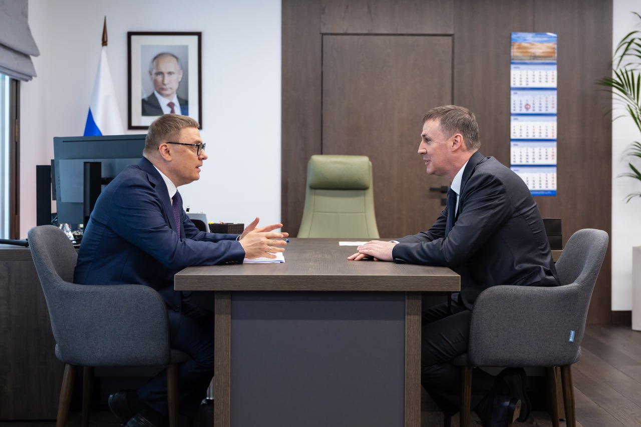 Вице-премьер Дмитрий Патрушев провел рабочую встречу с губернатором Челябинской области Алексеем Текслером Основными вопросами стали развитие агропромышленного комплекса региона, а также реализация национальных проектов в природоохранной сфере. Алексей Текслер проинформировал о ходе посевной кампании и прогнозах по сбору урожая. В этом году регион планирует собрать более 2 млн т зерна. Аграрии рассчитывают произвести примерно 260 тыс. т масличных культур, а также обеспечить кормовую базу животноводства. Дмитрий Патрушев обратил особое внимание на важность обеспечения аграриев региона в период посевной кампании всеми материальными ресурсами, включая средства защиты растений и минеральные удобрения. В Челябинской области продолжается строительство племенного репродуктора первого порядка для развития отечественного кросса кур «Смена 9», налажено сотрудничество с аграрным вузом и индустриальными партнерами для подготовки специалистов в области птицеводства. Челябинская область реализовывала проекты по созданию объектов размещения твердых коммунальных отходов, ликвидации свалок, снижению объема выбросов опасных загрязняющих веществ в атмосферу, очистке водоемов и лесовосстановлению. В рамках нового национального проекта «Экологическое благополучие», стартовавшего в текущем году, работа по этим направлениям будет продолжена. #регионы #сельхоз #экология