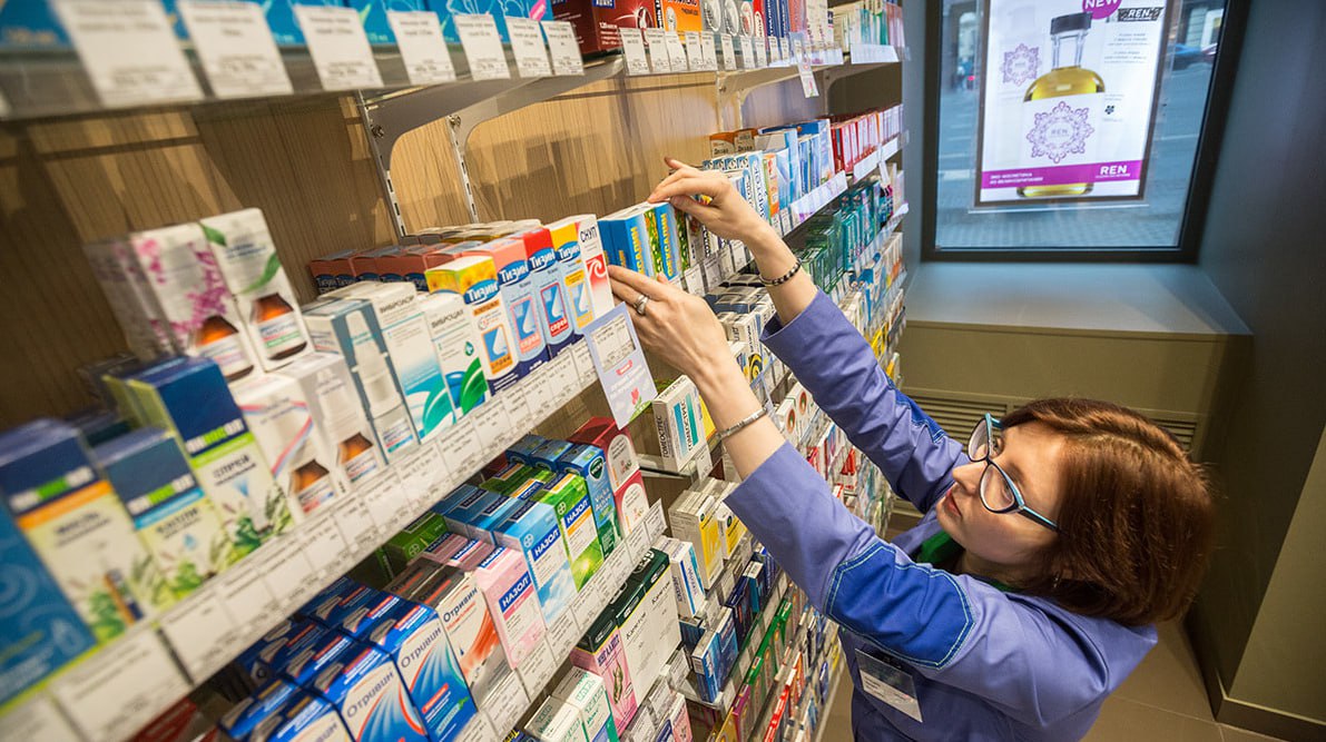 Рост цен на проданные в аптеках Петербурга лекарства в 2025 году замедлился до 12 Средняя стоимость упаковки лекарств приобретенной в аптеках Санкт Петербурга за 12 месяцев прошлого года составила 526 1 руб За год то есть по сравнению с аналогичным периодом 2024 г она выросла на 12 следует из данных DSM Group Фактически рост средней стоимости приобретенной упаковки в прошлом году замедлился что коррелирует со снижением инфляции Если рассматривать снижение темпов роста средней стоимости приобретенной упаковки в разрезе отечественных и импортных лекарств то за 12 месяцев 2025 г по сравнению с аналогичным периодом 2024 г зарубежные препараты показали рост на 8 5 до 723 руб в то время как российские на 16 3 до 391 5 руб  Опрошенные изданием эксперты отмечают что замедление темпов роста средней цены приобретенной пачки связано со спецификой потребительского спроса и инфляцией   Подробнее в материале на нашем сайте Евгений Разумный Ведомости Telegram Max