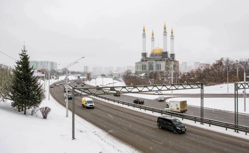 Территорию за мечетью «Ар-Рахим» в Уфе хотят застроить высотками  Мэр Уфы Ратмир Мавлиев утвердил проекты планировки и межевания квартала, ограниченного проспектом Салавата Юлаева, улицами Мингажева и Коммунистической до улицы Бехтерева в Кировском районе Уфы. Проекты утверждены на основании ноябрьского обращения уфимской компании «Ар-Рахман».  Площадь проектируемой территории составляет 9,99 га. По Мингажева и Коммунистической размещены жилые дома, на северо-западе квартала расположена строящаяся мечеть «Ар-Рахим», в центре территории — зеленые насаждения. В квартале расположены несколько памятников культурного наследия, в том числе Дома Ерофеевых, Палатина, дом-завод Максимова, усадьба Разумовых.  Проектом предлагается строительство пяти многоквартирных многоэтажных жилых комплексов высотностью от 14 до 30 этажей с двухэтажными подземными паркингами на 932 машино-места. Население квартала может составить 2,5 тыс. человек. Общая площадь проектируемого жилого фонда — 100,5 тыс. кв. м. Также проектом предусмотрены строительство школы на 900 мест и реконструкция существующей трансформаторной подстанции.    РБК-УФА