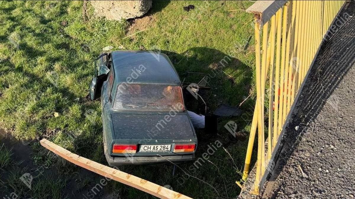 В селе Лучешты Кагульского района произошла смертельное авария. 49-летний мужчина, управлявший автомобилем ВАЗ, по пока не установленным следствием причинам предположительно не справился с управлением, в результате чего вылетел с дороги и упал с моста. Мужчина скончался на месте до приезда скорой помощи.