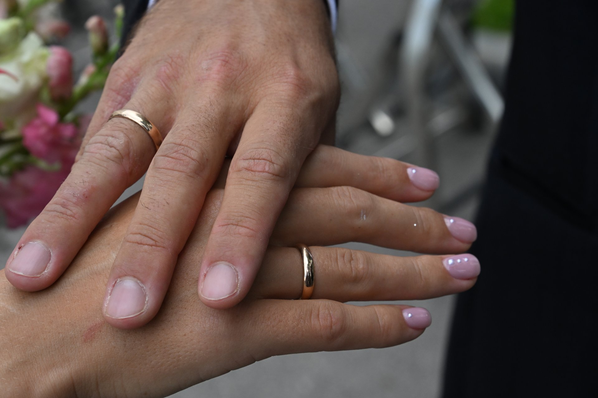 ЗАГСы Челябинской области ожидают свадебный бум в красивые даты 2026 года В самые красивые даты для свадьбы в 2026 году ЗАГСы Челябинской области ожидают огромный ажиотаж В этом году сразу несколько волшебных дат для бракосочетания содержат цифру 26 Именно на них придется настоящий свадебный бум Госкомитет по делам ЗАГС региона уже готовится к романтическому наплыву Самые популярные даты 26 апреля 2026 года и 26 июля 2026 года Они выпадают на воскресенье но ЗАГСы готовы ради любви работать Мы понимаем что для молодоженов важна не только официальная часть но и символика дня объяснила председатель комитета Людмила Рерих Если увидим высокий спрос обязательно пойдем навстречу и организуем дополнительные торжественные церемонии даже в выходной А тем кому хочется по настоящему необычной свадьбы предлагают организовать церемонию бракосочетания 26 06 2026 в музее заповеднике Аркаим Подать заявление можно через портал Госуслуги или лично в ЗАГС Кизильского района