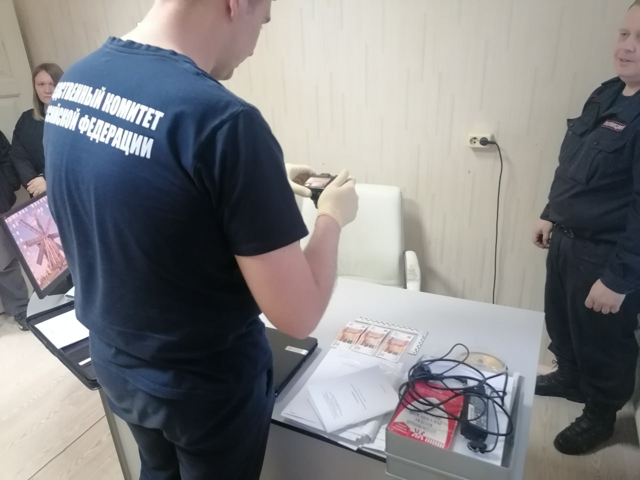 Перед судом предстанет иностранный гражданин по обвинению в покушении на дачу взятки сотруднику полиции за освобождение от административной ответственности В Петушинском межрайонном следственном отделе регионального следственного управления завершено расследование уголовного дела по обвинению гражданина одной из стран Центрально-Азиатского региона 1997 года рождения в совершении преступления, предусмотренного ч. 3 ст. 30, ч. 3 ст. 291 УК РФ покушение на дачу взятки должностному лицу за совершение заведомо незаконных действий бездействия . Следствием установлено, что 3 апреля 2025 года в ходе рейда на территории строительного объекта в г. Покрове сотрудниками полиции был задержан фигурант, не имеющий регистрации по месту пребывания и осуществляющий трудовую деятельность без патента. Мужчина был доставлен в отдел полиции № 9 г. Покрова ОМВД России по Петушинскому району для составления административного протокола. Не желая быть привлеченным к ответственности и в дальнейшем депортированным, приезжий попытался передать старшему оперуполномоченному отдела полиции взятку в сумме 15 тысяч рублей, положив их в книгу на служебном столе. Сотрудник получать взятку не намеревался и сообщил о случившемся руководству. По ходатайству следователя СК в период предварительного следствия обвиняемый содержался под стражей. Собранные доказательства признаны достаточными для направления уголовного дела с утвержденным обвинительным заключением в суд.