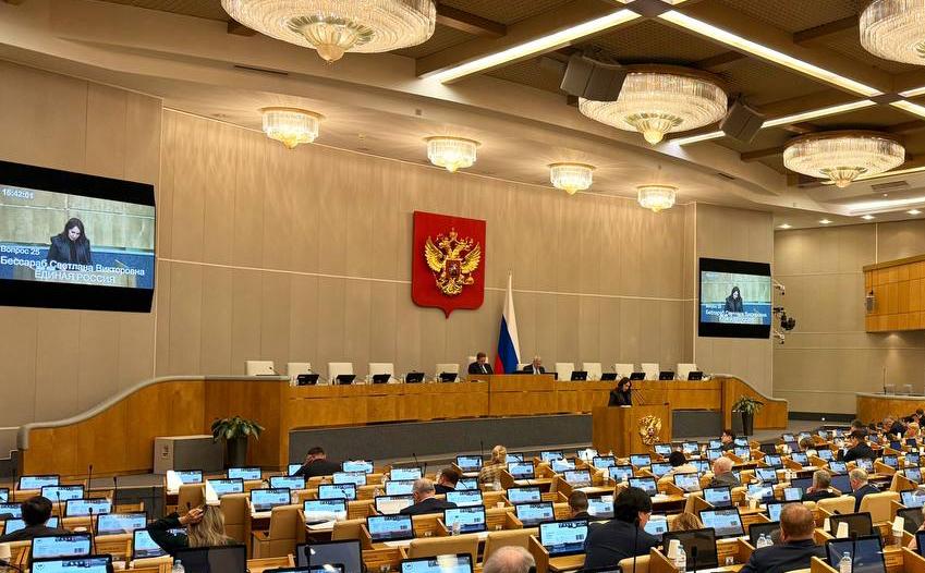 В первом чтении приняли законопроект предоставляющий регионам право самостоятельно определять перечень транспортных средств которые могут передвигаться по выделенным полосам для общественного транспорта на территории соответствующих субъектов Российской Федерации Документом предусматривается наделение органов государственной власти субъектов РФ полномочиями по утверждению перечня пассажирских транспортных средств имеющих более восьми мест для сидения и технически допустимую максимальную массу свыше пяти тонн движение которых может быть разрешено по полосам для маршрутных транспортных средств на региональных дорогах Предлагаемые нововведения позволят регионам самостоятельно определять порядок допуска в том числе туристических и экскурсионных автобусов на выделенные полосы с учётом особенностей городской инфраструктуры Это поможет оптимизировать транспортные потоки снизить нагрузку на дороги в часы пик сократить время поездок для жителей и повысить безопасность организованных перевозок включая детские группы