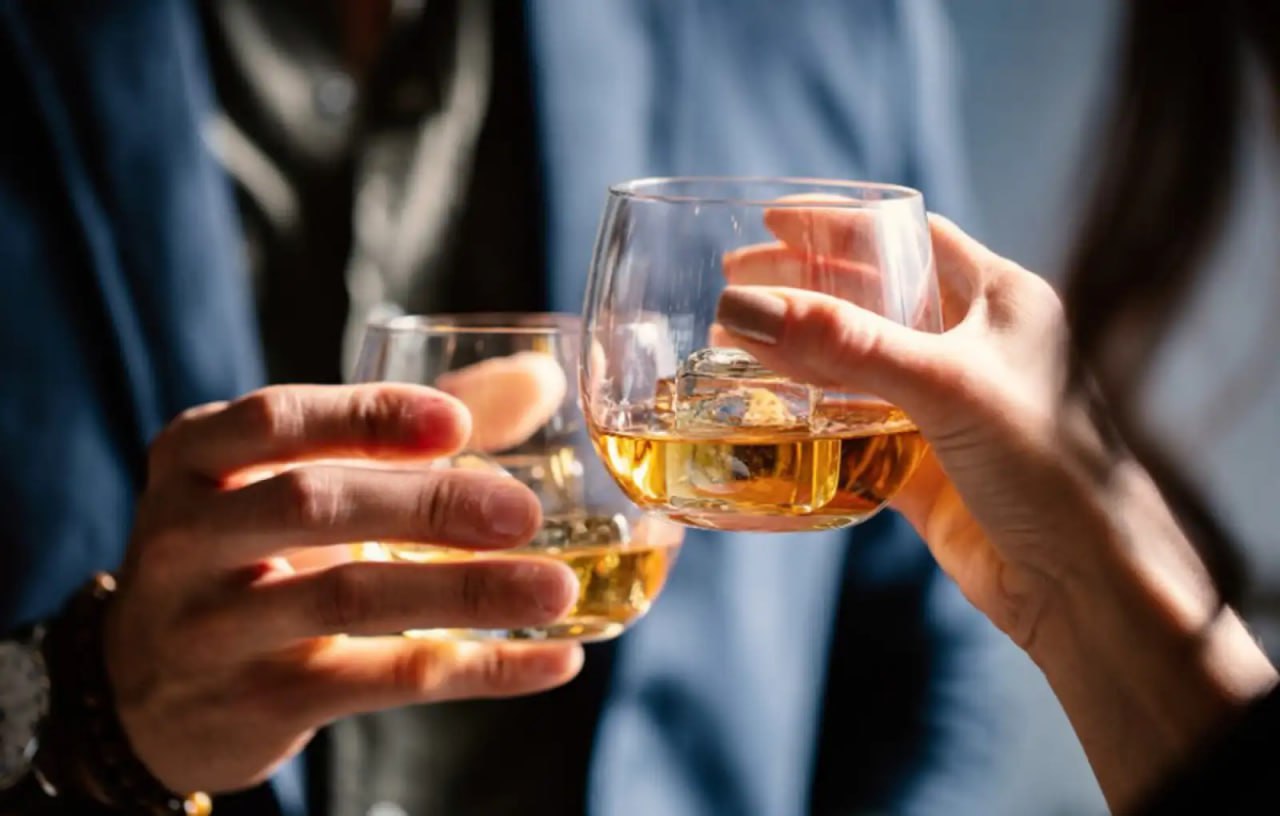 Психиатр и нарколог Евгений Бучацкий обсудил с Ридусом новую антиалкогольную инициативу с которой выступил бывший главный санитарный врач РФ Геннадий Онищенко сделать алкоголь в полицейских сериалах атрибутом строго отрицательных героев Онищенко считает что если выпивать на экране будут только отпетые негодяи то это поможет оттолкнуть кого то из зрителей от бутылки Но Евгений Бучацкий заявил что это так не работает по целому ряду причин Любое употребление алкоголя или психоактивных веществ является пропагандой независимо от того кто это рекламирует напомнил нарколог Ридусу   www ridus ru n 773848 ridusnews