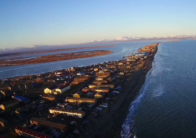 "Фанта" из-под крана - это не предел. В с. Пахачи из кранов льется морская вода  Как стало известно "ЧП Камчатка", в с. Пахачи во время прилива залило морской водой водозабор.  «По предварительным данным, 13 января вследствие сильного прилива произошел подъём уровня морской воды в реке, что повлекло её попадание в насосное сооружение, обеспечивающее население водой», – сообщили в прокуратуре.  На данный момент ситуация по контролем, организован перенос места забора воды.  Прокуратура организована проверка выполнения своих обязанностей уполномоченными органами по соблюдению прав северян.  Фото: администрация Олюторского района.