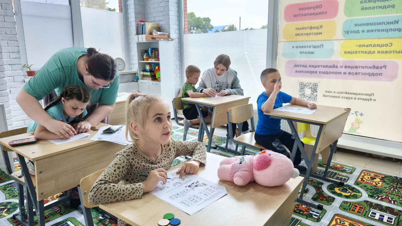 И о поддержке семей. На прошедшей сессии районного Совета депутаты рассмотрели два вопроса, которые направлены на помощь семьям. Руководитель финансового управления Людмила Пирогова доложила о внесении в бюджет поправок о поддержке общественных и автономных некоммерческих организаций, помогающих многодетным семьи и детям с ограниченными возможностями. Выплату в размере 80,5 тысячи рублей получит центр «Много-детки», а помощь детской абилитационной организации «Станичный» предусмотрена в размере 620,4 тысячи рублей. Общественная организация «Много-детки», созданная в станице Ивановской под руководством Натальи Легощиной, открыла волонтерский пункт помощи многодетным семьям. Волонтеры работают здесь на добровольной основе. Единственное, о чем попросила руководитель центра – помочь с оплатой аренды. Детский социальный центр абилитации «Станичный» работает в районе уже два года. За это время здесь помогли более чем 300 семьям с детьми-инвалидами. Работа центра обеспечивалась министерством труда и социального развития края. Но в связи с увеличением количества таких организаций «Станичный» оказался на грани закрытия. На просьбу о помощи руководителя Екатерины Пелипенко откликнулся глава района Александр Харитонов. - Районная администрация и Совет депутатов всегда поддерживали организации, помогающие многодетным семьям и детям с инвалидностью. «Станичный» и «Много-детки» зарегистрировались в нашем районе недавно, в 2024-2025 годах, и с просьбами о помощи прежде не обращались. Поэтому, когда они оказались в сложной ситуации, решено было пойти им навстречу, - сообщила заместитель главы района по соцвопросам Ольга Худоерко. Голос правды