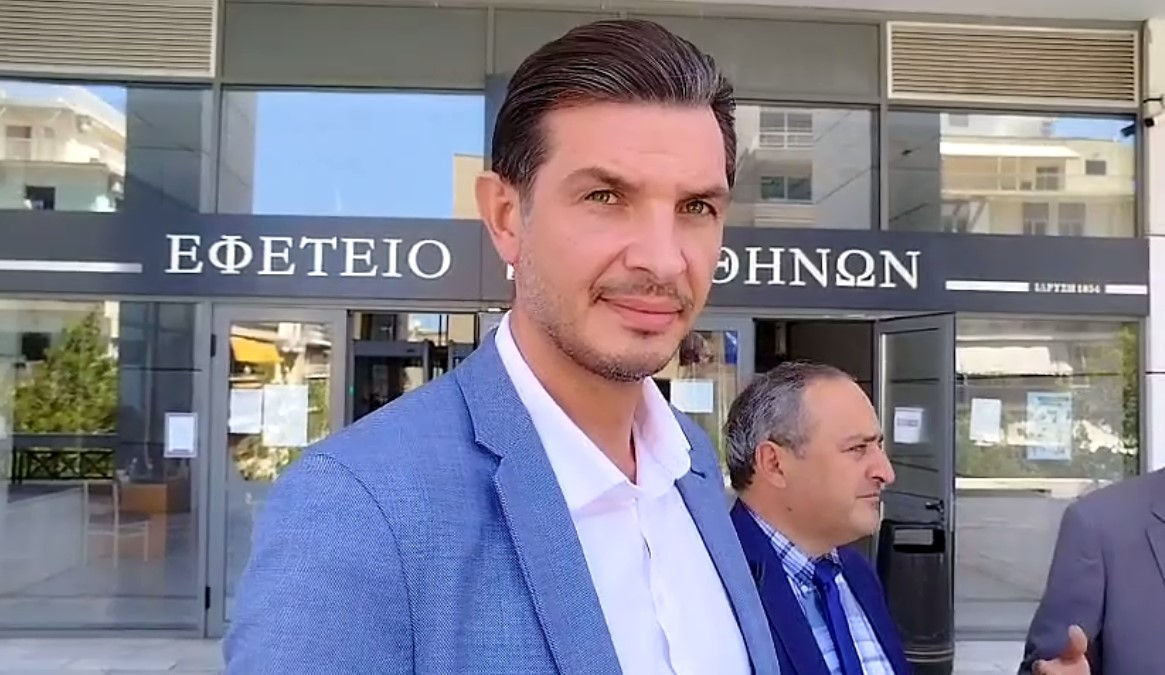 Адвокат Плахотнюка пожаловался на давление со стороны молдавских властей Лучиан Рогак рассказал что сразу после прилёта в Кишинёв его задержали и проверили без объяснения причин Адвокат пожаловался что пограничники провели в отношении него специальный контроль с досмотром и намеренно не подпускали к его клиенту чем нарушили не только его права но и Владимира Плахотнюка Я должен был находиться рядом с ним постоянно Это осознанное и грубое нарушение фундаментальных прав и Европейской конвенции по правам человека направленное на оказание давления и на меня и на Плахотнюка заявил Рогак