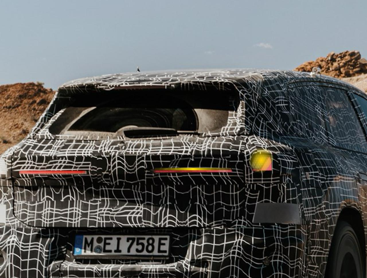 BMW починили поворотники: в новой iX3 машина сама будет включать поворотник, если вы посмотрели в зеркало. И не даст перестроиться, если в зеркало вы не смотрели. решили всё за водителей