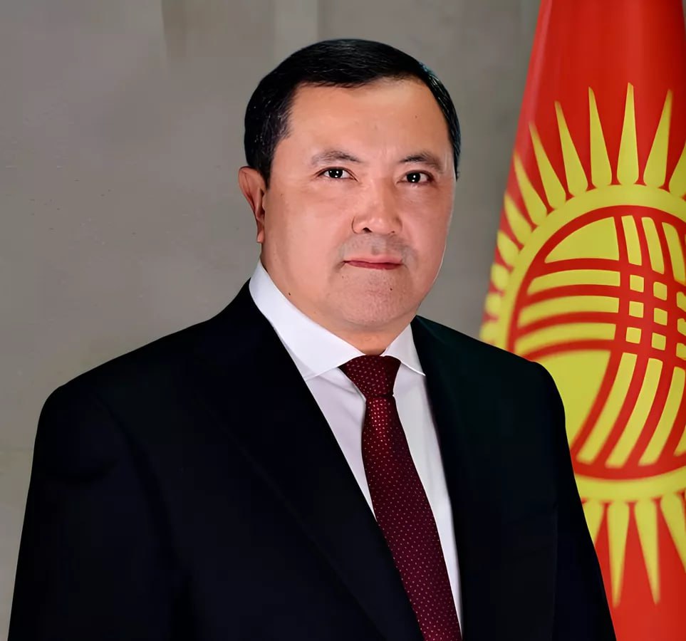 Каныбек Досмамбетов покинул пост министра здравоохранения Кыргызстана Президент Садыр Жапаров подписал указ об освобождении Каныбека Досмамбетова от должности главы Минздрава Он подал в отставку по собственному желанию Накануне в соцсетях появилась аудиозапись разговора экс зампреда кабмина Бакыта Торобаева с племянником Тот пожаловался что Досмамбетов будучи начальником Управления ГКНБ по Джалал Абадской области якобы оказывал давление с требованием продать участок Досмамбетов возглавил Минздрав в декабре 2025 года Ранее он работал в нацбезопасности и руководил Службой по борьбе с коррупцией В администрации президента его называли эффективным менеджером и реформатором Подпишитесь на AsiaToday