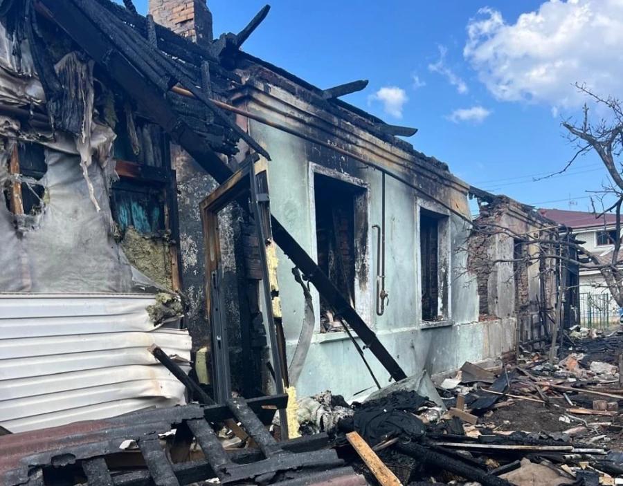 В Ленобласти выплатят компенсации пострадавшим от атак дронов  Жителям Ломоносовского района, чье имущество пострадало 27 июля, выплатят до 2 млн рублей. Повреждения получили 20 семей, один человек погиб. Компенсация составит до 300 тыс. рублей за хозпостройки, до 500 тыс. за автомобиль и до 2 млн за дом.  Каждый пострадавший получит разовую выплату в 50 тыс. рублей, семьям погибших выплатят до 2 млн, пострадавшим с ранениями до 500 тыс. рублей.  «Единовременно каждый пострадавший получит по 50 тыс. руб. Кроме того, выплаты предусмотрены в связи со смертью до 2 млн руб. и ранениями — до 500 тыс. руб.», — сообщил глава администрации Ломоносовского района Алексей Кондрашов.  Фото: kondrashov_ao   Читай РБК Петербург