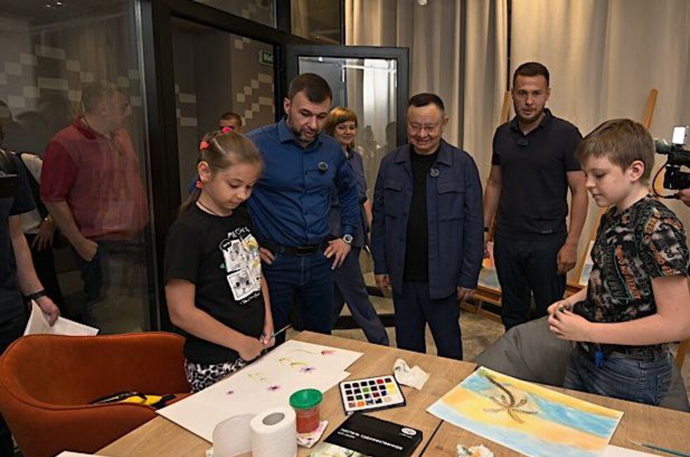 Молодежный центр в Волновахе станет образцом для всей страны Восстановленный центр посетил Глава Республики Денис Пушилин и министр строительства и ЖКХ России Ирек Файзуллин. По словам министра, центр вправе стать образцом при строительстве подобных объектов в малых городах по всей России. Потом Файзуллин сыграл на электрогитаре. Читать полностью Подписаться