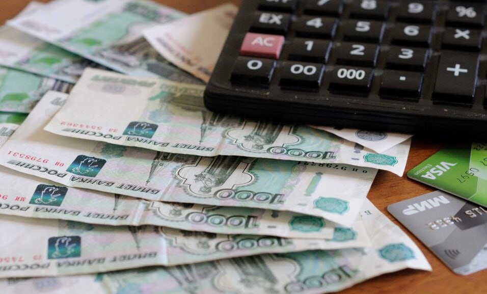 Минфин хочет увеличить срок снятия средств софинансирования ПДС до 5 лет Деньги которые государство направляет на софинансирование должны быть стимулом для именно долгосрочных сбережений к сожалению возникла некая правовая коллизия которая позволяла определенным категориям граждан выводить средства которые государство намеревалось вкладывать вдолгую через один год сообщил замминистра финансов Иван Чебесков Он пояснил что Минфин видит решение проблемы в увеличении срока когда можно будет забирать средства софинансирования Сейчас такая законодательная инициатива находится на рассмотрении срок планируется увеличить с одного года до пяти лет Ранее сообщалось что на 1 января общая сумма привлеченных средств в ПДС достигла 568 млрд рублей fatcat18