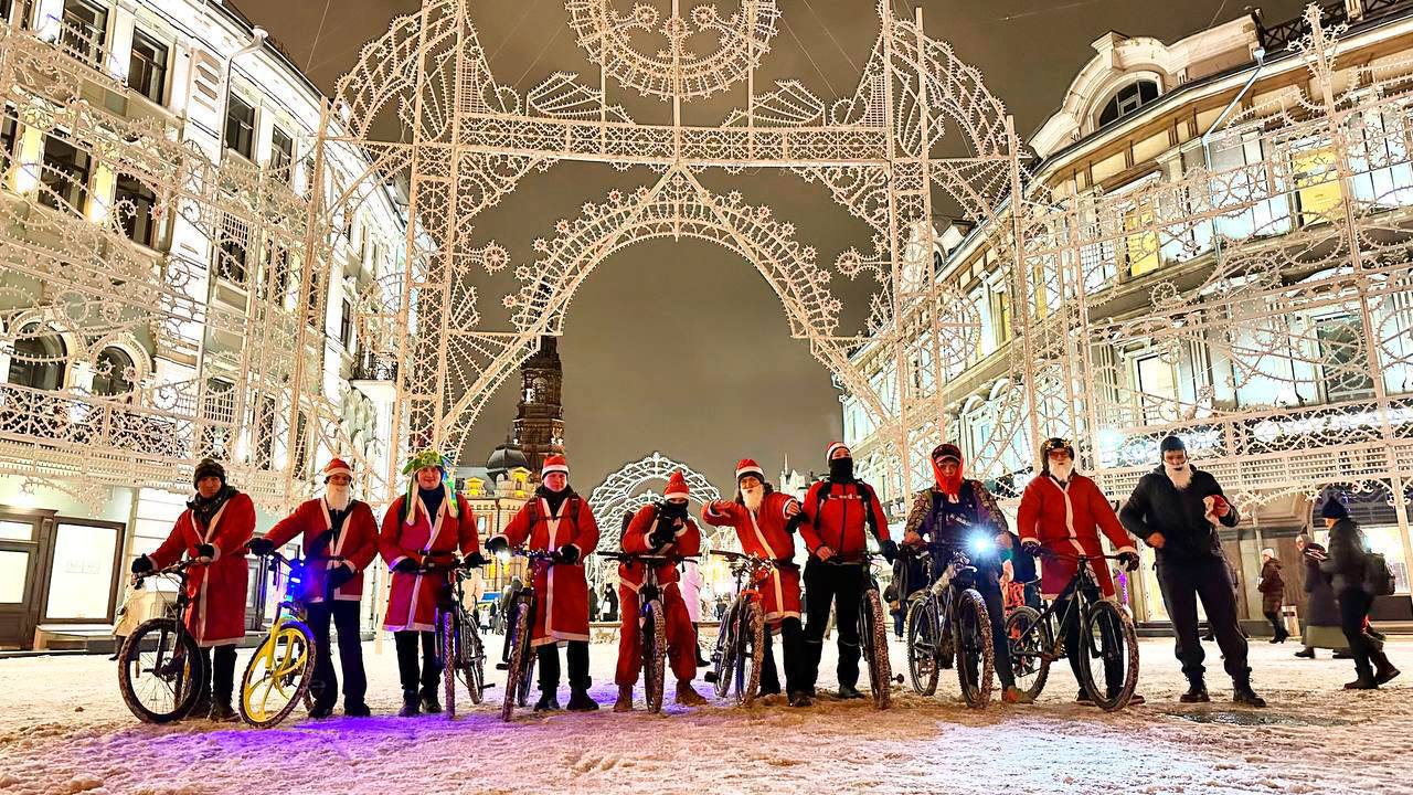 В Казани 27 декабря состоится велозаезд Деда Мороза Участники в новогодних костюмах проедут по улицам города Протяжённость маршрута 14 километров присоединиться могут все желающие Подписаться Новости Казани