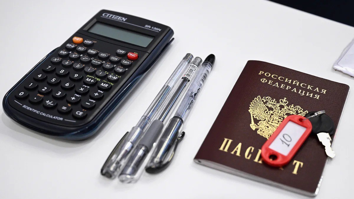 Девятиклассники в Татарстане будут сдавать два ОГЭ для поступления в колледжи С 2026 года для поступления в колледжи достаточно будет сдать экзамены по русскому языку и математике Правительство одобрило соответствующий законопроект для внесения в Госдуму Для тех кто планирует продолжить обучение в 10 11 классах правила остаются прежними Сейчас упрощенная схема действует в Москве Санкт Петербурге и Липецкой области Фото Коммерсантъ Глеб Щелкунов kommersantkazan