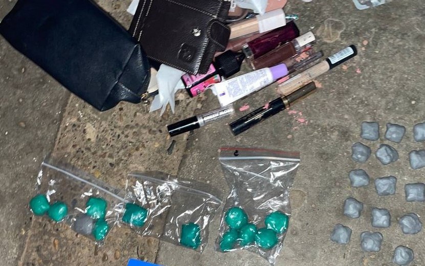 Попались с наркотиками В Первомайском районе Ижевске девушку и молодого человека 2002 г р задержали по подозрению в незаконном обороте наркотиков У них нашли 27 свертков с запрещенным веществом синтетического происхождения Установлено что задержанные работали закладчиками интернет магазина по продаже наркотиков Партию они забрали в лесополосе Ленинского района намереваясь в дальнейшем продать бесконтактным способом Возбуждено уголовное дело В отношении подозреваемых избрана мера пресечения в виде домашнего ареста Фото пресс служба МВД по Удмуртии izhlife ru Удмуртия Ижевск
