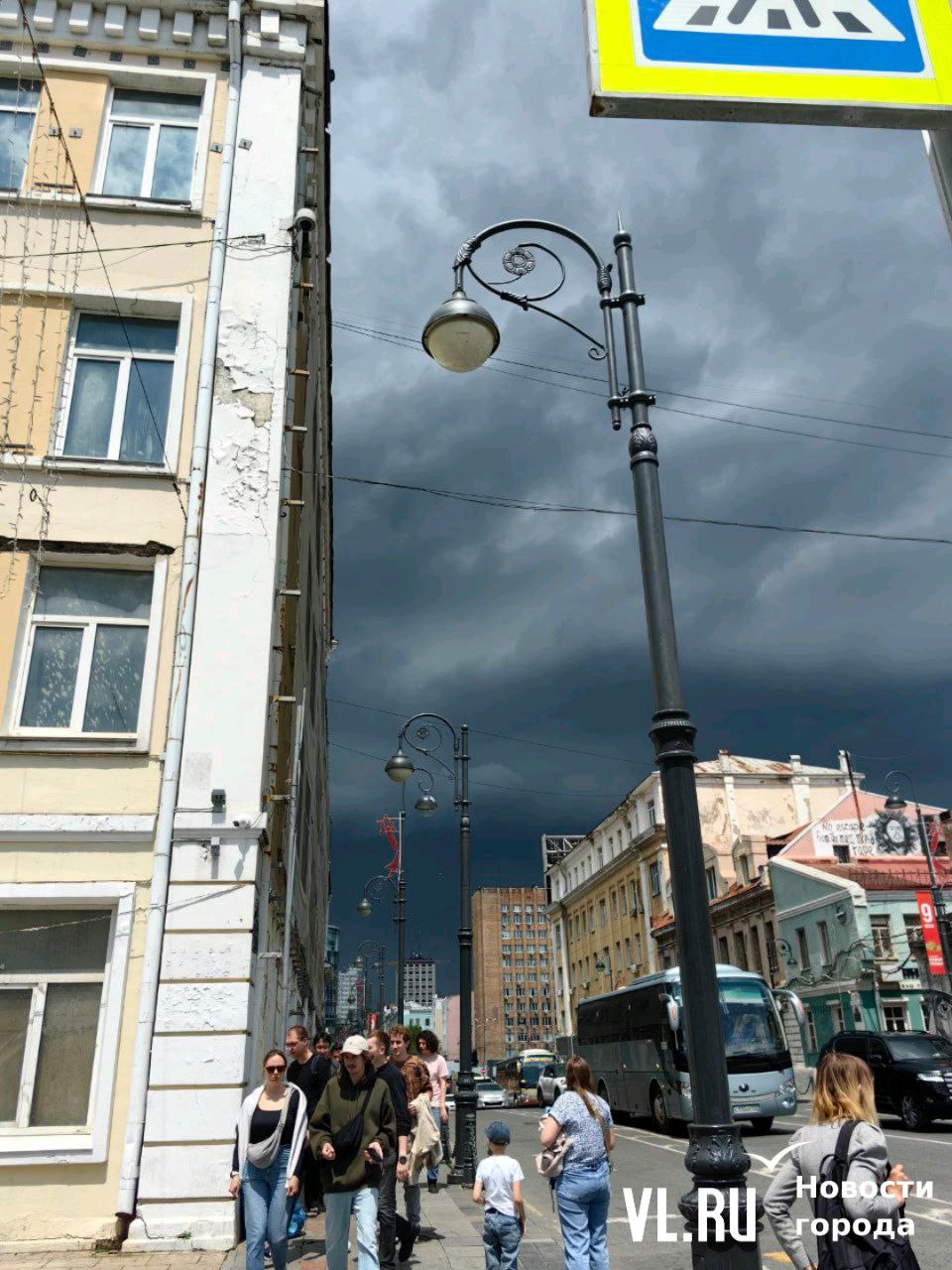 Дождевая туча надвигается на Владивосток. На вечер в городе прогнозировали осадки.