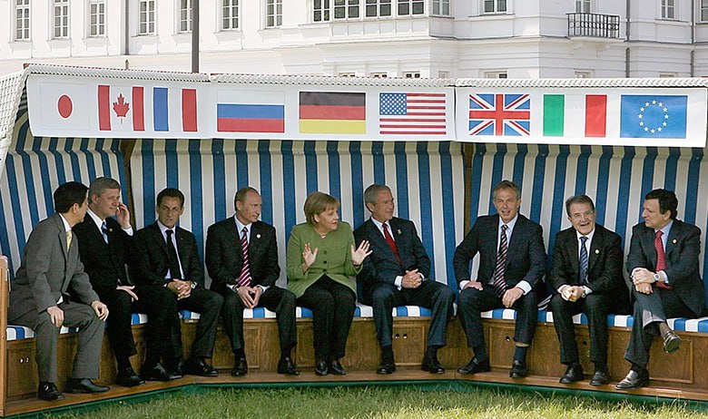 Путин заявил что не хочет возвращения РФ в G8 Россия была участницей международного клуба G8 17 лет с 1997 года В 2014 году встреча лидеров участниц клуба должна была пройти в Сочи однако за несколько месяцев до этого Россию исключили из G8 Причиной стало вхождение Крыма в состав РФ И всё же формат G7 был наиболее привычен всем Так журналисты в 1998 году объясняя западному читателю что такое G8 пишут это когда на заседание G7 приглашают Россию