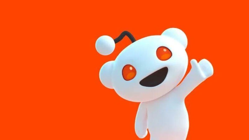 Реддит подал иск против Anthropic из-за ИИ-краулеров Администрация Reddit обратилась в Высший суд Сан-Франциско с иском к компании Anthropic, обвиняя её в чрезмерной активности ИИ-ботов на платформе. С июля 2024 года краулеры Anthropic заходили на Reddit более 100 тыс. раз, несмотря на утверждения ответчика о блокировке доступа. В иске Reddit охарактеризовал Anthropic как "задержавшуюся в развитии компанию", выделяя лицемерие в действиях, которое противоречит публичным заявлениям о праведности и уважении к законам. Коммерческое использование контента Reddit, по словам юрисконсульта Бена Ли, может стоить Anthropic миллиарды долларов, поскольку уникальные человеческие дискуссии на платформе важны для обучения языковых моделей. Anthropic уже сталкивался с исками, связанными с использованием защищенного контента для обучения ИИ. Источники: - The Verge - Google - OpenAI - письменники - The New York Times