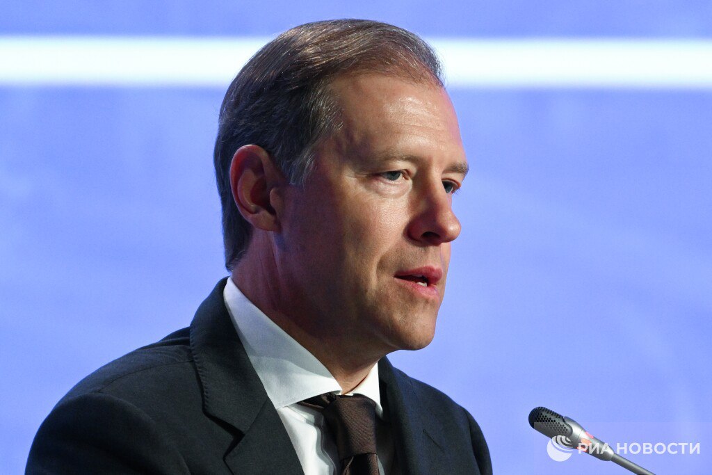 Внимание много об автомобилях Первый вице премьер Мантуров ответил на вопросы о российском автопроме Главное Производство Отечественные предприятия за 3 года освоили производство примерно половины критических позиций автокомплектующих и материалов Бывший завод General Motors в Петербурге начнет производство автомобилей по полному циклу в 2026 м Уже 11 из 13 брошенных иностранцами автозаводов в России возобновили полноценную работу еще два должны быть запущены в 2026 году В России производятся легковые авто почти во всех наиболее популярных сегментах модельная линейка постоянно расширяется Утильсбор Льготный коэффициент утильсбора сохранится для машин составляющих более 80 российского автопарка Корректировка утильсбора не влияет существенно на стоимость российских авто за счет предоставления производителям субсидий Правительство не ставит цели закрыть российский рынок с помощью утильсбора это затормозило бы развитие российских автопроизводителей И конечно цены Правительство не ожидает резких скачков цен на авто из за изменений утильсбора с учетом того что срок вступления этих изменений в силу предложено перенести на декабрь Драматичного роста цен на авто у официальных дилеров спустя два этапа индексации утильсбора не произошло Мы внимательно анализируем влияние наших решений в части индексаций утильсбора на доступность автомобилей для граждан