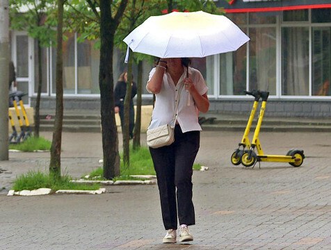 Длинные праздничные выходные в Калужской области начнутся с прохлады и дождей В Калужскую область пришел холодный атмосферный фронт. В День России погода начнет портиться, приближающийся с запада циклон принесёт в регион облака и небольшие локальные дожди.