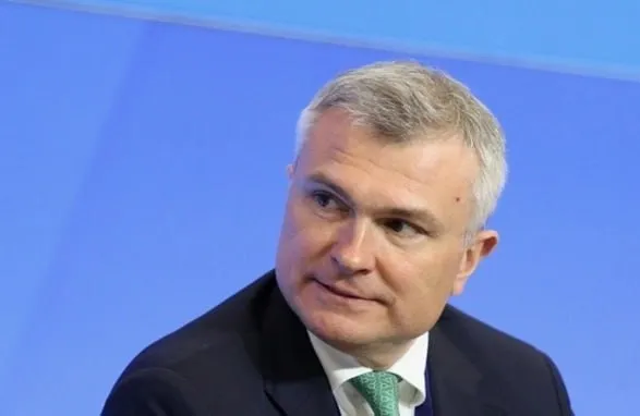 Заместителя председателя ВЭБ РФ Артёма Довлатова отправили под домашний арест Решение в отношении члена совета директоров Корпорации развития Дальнего Востока и Арктики вынес Тверской суд Москвы Как уточняет ТАСС Довлатову предъявили обвинения в злоупотреблении полномочиями Один из источников РБК сообщил что уголовное дело возбуждено по факту событий 2016 года Госчиновнику грозит наказание до десяти лет лишения свободы В марте 2016 года Довлатов пришел в ВЭБ РФ С июня 2018 года он занимал должность исполняющего обязанности генерального директора ВЭБ лизинг В декабре 2020 года стал заместителем председателя ВЭБ РФ Подписаться на Говорит Москва Telegram VK МАКС