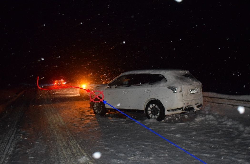 5 января, в Ухте столкнулись Chevrolet Cobalt и Mitsubishi Outlander, в результате чего пострадали мужчина и две девочки. Об этом сообщили в Госавтоинспекции Коми.  Авария произошла в 13.40. Мужчина 1988 года рождения ехал за рулем Chevrolet по автодороге Ухта – Троицко-Печорск. В какой-то момент водитель не справился с управлением. Иномарка выехала на встречную полосу и врезалась в Mitsubishi.  В результате ДТП пострадали три человека. В частности, травмы получили двое детей. У пассажирки Chevrolet 2014 года рождения диагностировали черепно-мозговую травму, сотрясение и ушиб поясницы. Аналогичные травмы получила девочка 2020 года рождения. У ребенка также поврежден глаз. Водитель Chevrolet получил черепно-мозговую травму и сотрясение. Он получил права в 2008 году. Госпитализация никому из пострадавших не потребовалась.