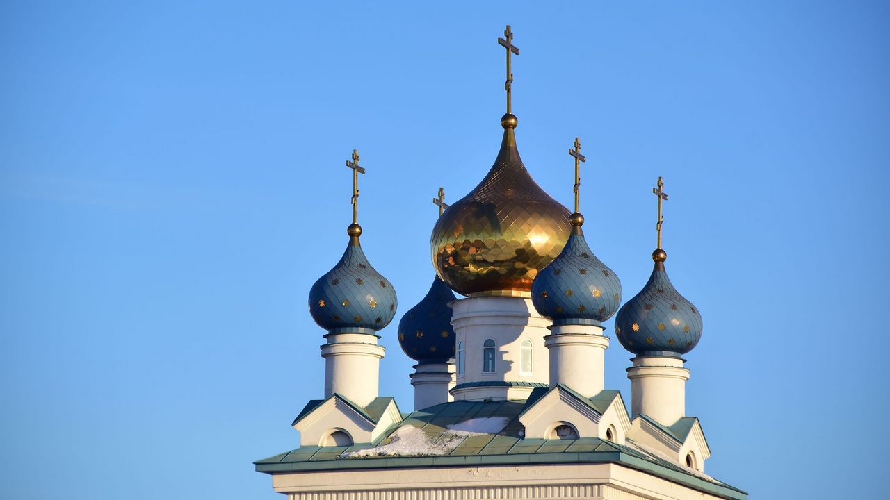 Мощи Николая Чудотворца привезут еще в три города Челябинской области  Совсем скоро в Челябинск доставят ковчег с частицей мощей Николая Чудотворца, которые пробудут на Южном Урале до 9 декабря. Однако по многочисленным просьбам верующих прикоснуться к святыне теперь смогут жители еще трех городов Челябинской области.  Так, по данным пресс-службы челябинской Епархии, ковчег с мощами привезут в Челябинск уже в следующую субботу, 30 ноября. Новость о прибытии святыни вызвала ажиотаж среди православных верующих, поскольку это довольно редкое событие.   Например, до этого на Южный Урал частицу мощей святителя привозили в 2022 году. Поэтому в Епархии, по многочисленным просьбам южноуральцев, расширили географию путешествия ковчега с мощами: он посетит еще три города.  Так, 4 декабря святыню доставят в Троицк, 5 декабря – в Златоуст, 6 декабря – в Магнитогорск. Конкретные места, где можно будет прикоснуться к мощам, объявят позднее.  А уже 7 декабря ковчег вернется в Свято-Симеоновский кафедральный собор, где он пробудет до 9 декабря.    Вести Южный Урал   Челябинск