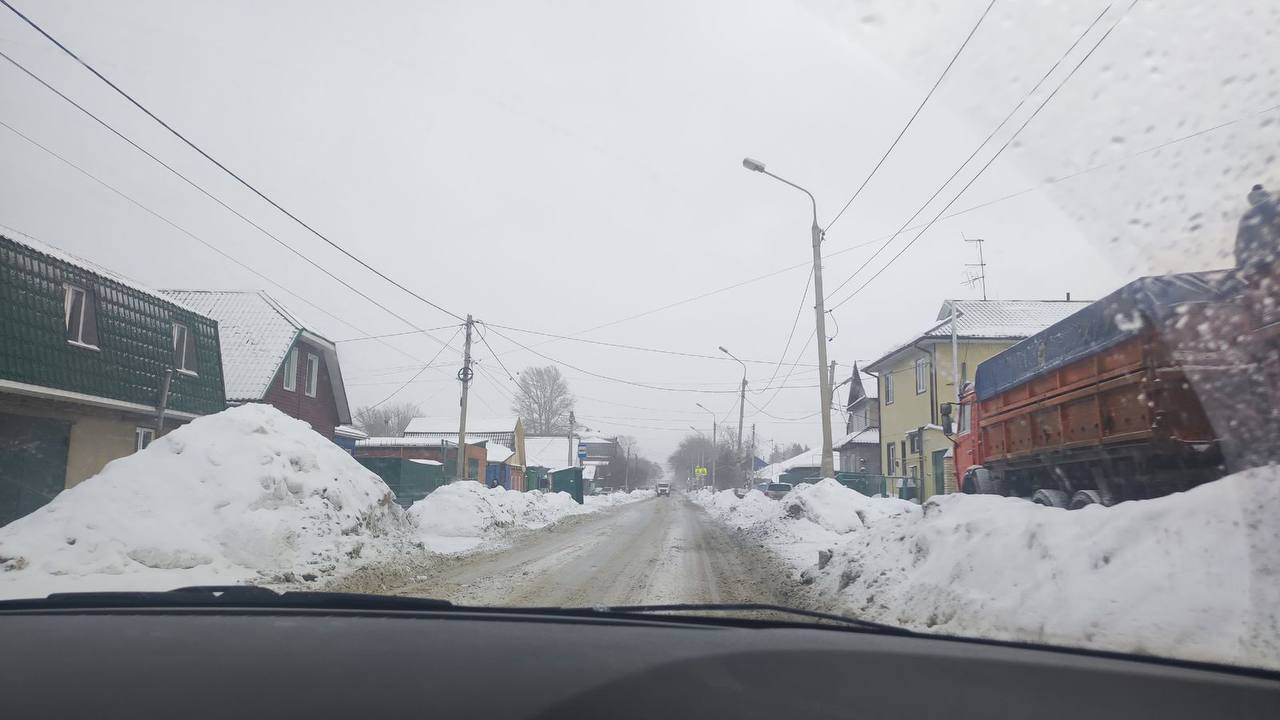 Прокуратура г. Омска взяла на контроль устранение нарушений по содержанию улично-дорожной сети города в зимний период  Прокуратура города Омска в ходе проверки выявила нарушения законодательства при осуществлении уборки, содержании улично-дорожной сети областного центра в зимний период.   Установлены многочисленные факты ненадлежащей очистки дорог от снега, наличия снежных валов, сужающих проезжую часть, скользкости на проезжей части. На некоторых остановках общественного транспорта, посадочных площадках и подъездах к остановкам имеются снежный накат и скользкость, что может повлечь причинение вреда жизни и здоровья граждан.   В целях устранения нарушений прокуратура внесла представление директору бюджетного учреждения г. Омска «Управление дорожного хозяйства и благоустройства».   В настоящее время акт прокурорского реагирования находится на рассмотрении.  Вопрос об активизации уборки улиц и дорог прокуратура поставила на контроль.