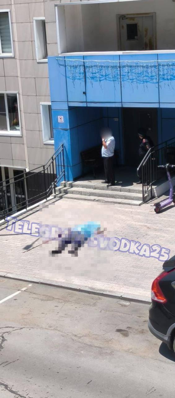 Во Владивостоке мужчина упал из окна жилого дома на улице Жигура. Подробности уточняются. Подписаться Прислать новость