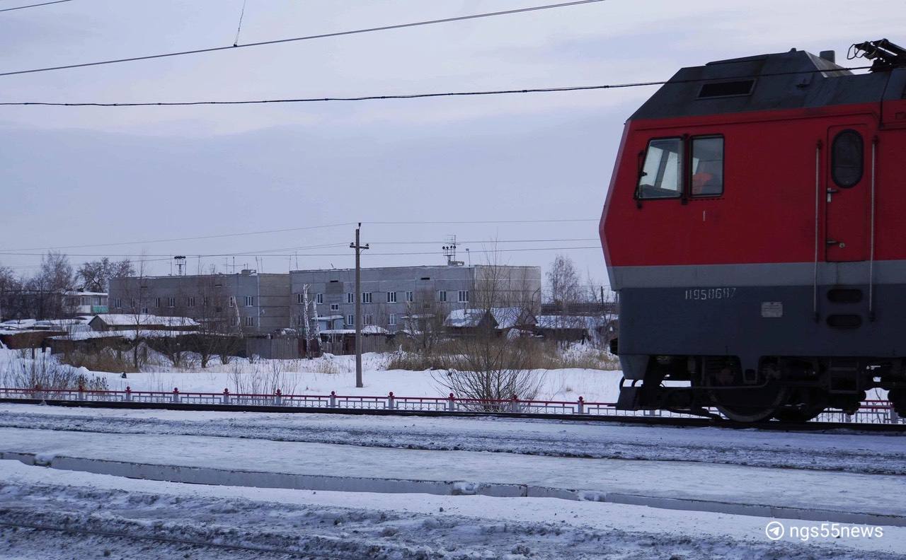 Омич по пути на вахту устроил дебош в поезде «Новосибирск — Новый Уренгой».   ⏺49-летний мужчина выпивал и разговаривал матом в поезде, чем мешал соседям. Проводники вызвали транспортных полицейских, которые сняли мужчину с поезда в Тюмени и доставили в отдел.  ⏺На буйного вахтовика составили административный протокол за мелкое хулиганство. Проходить проверку на состояние опьянения он отказался.  ⏺Теперь мужчине нужно оплатить штраф за хулиганство  до 1000 рублей  и купить еще один билет на поезд, чтобы все-таки попасть на свою работу.  Источник: Тюменский линейный отдел МВД на транспорте  Встречали таких дебоширов в поезде  / ?