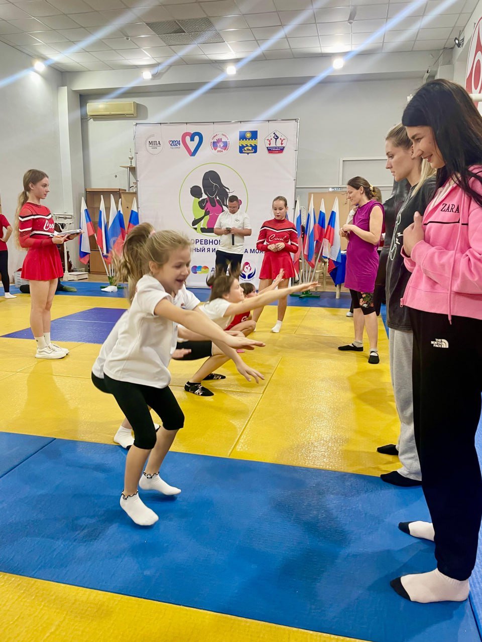 В Анапе праздник «Спортивный я и мамочка моя» посвятили Дню матери Он прошёл в детско-юношеской спортивной школе № 5. Участниками праздника стали 13 пар- мама и дочка,-которые вместе сдали нормы ГТО и прошли полосу препятствий. По итогам состязаний лучшими признали Викторию и Валерию Лебедевых, Марию Князеву и Мирославу Соболевскую, Светлану Петрову и Любовь Васильеву. -И мамы, и дети остались в восторге от подарков и конкурсов, ведь спортивная семья-счастливая семья! Мы довольны результатами мероприятия и уже готовим для юных анапчан следующее,-прокомментировала зампредседателя комитета экологии и здравоохранению Молодёжного парламента при Совете Анапы Ксения Селеткова. Инициатором мероприятия выступил Молодёжный парламент при поддержке Федерации Чир спорта, местного отделения «Движение Первых», предприятий и организаций Анапы.  #Анапа  #НовостиАнапыСегодня #НовостиАнапы #АнапаНовости #СегодняВАнапе #АнапаМедиа #СвежиеНовостиАнапы #АктуальныеНовостиАнапы